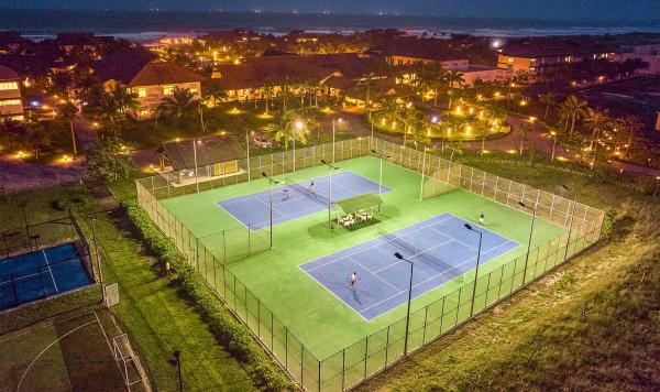 Tennisspielen bei der Nacht