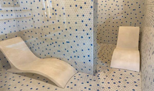 Liegen im Wellnessbereich