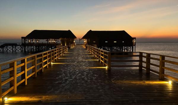 Weg zur Jetty Bar und Jetty Restaurant