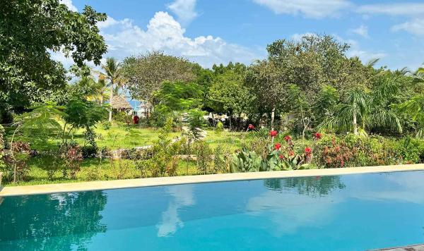 Garten- und Meerblick aus dem Zimmer