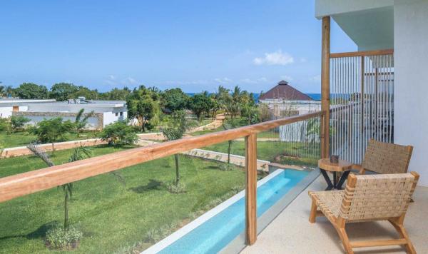 Pool- und Gartenblick