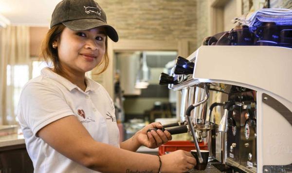 Mitarbeiterin an der Biertheke