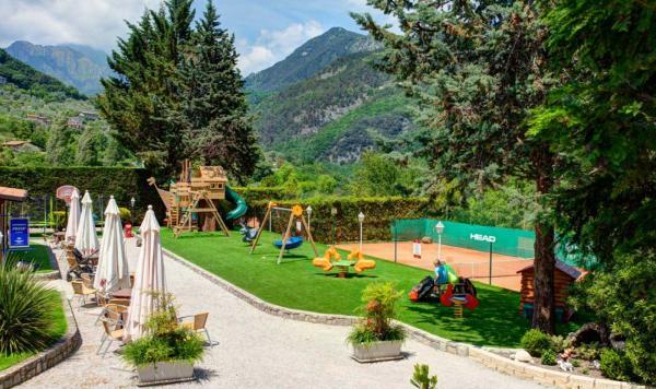 Tennisplatz Kinderspielplatz