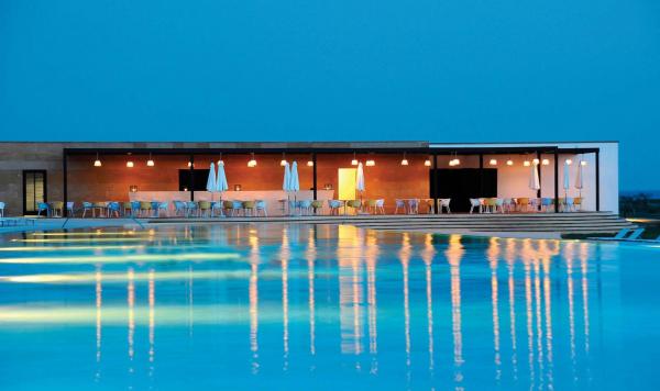Poolbar bei der Nacht