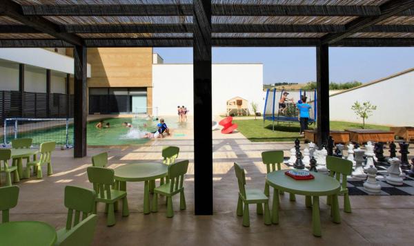 Spielplatz mit Kinderpool