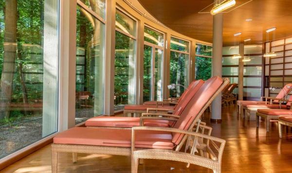 Liegen im Wellnessbereich