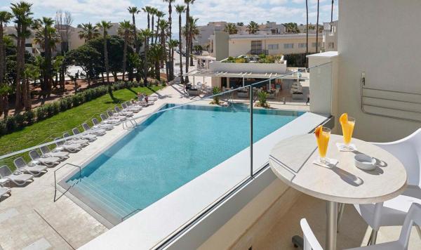 Balkon mit Blick ins Pool