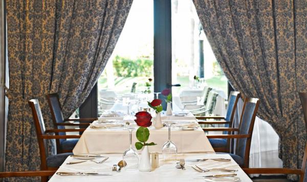 Tische im Hauptrestaurant