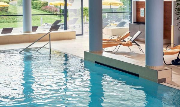 Indoor Pool im Wellnessbereich