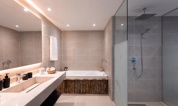 Badezimmer mit Badewanna und Dusche