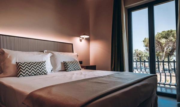 Schlafzimmer mit Poolblick