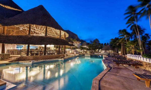 Poolbar bei der Nacht