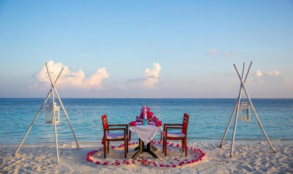 Dekorierter Tisch am Strand