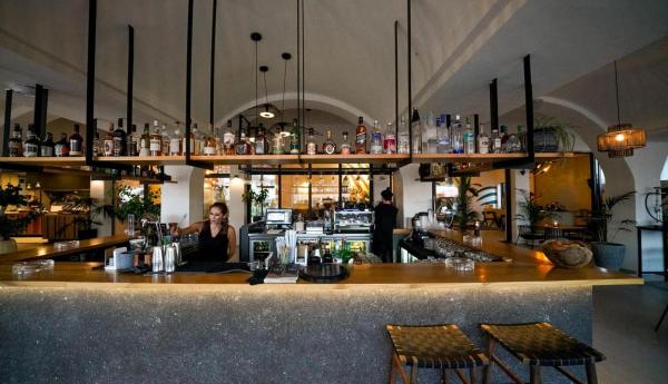 Mitarbeiter an der Bar