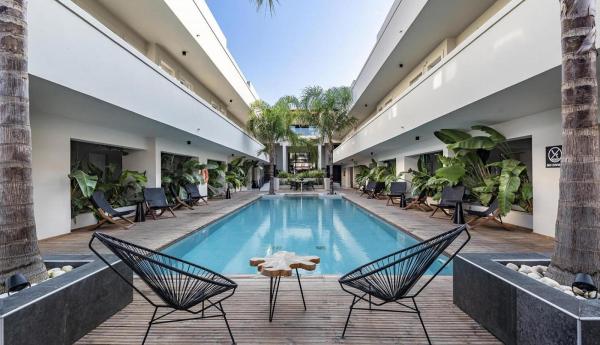 Am Pool