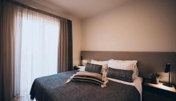 Schlafzimmer mit Doppelbett