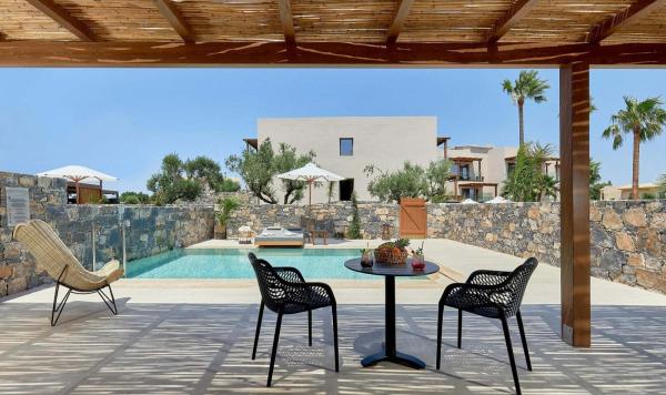 Erfrischende Getränke am Pool