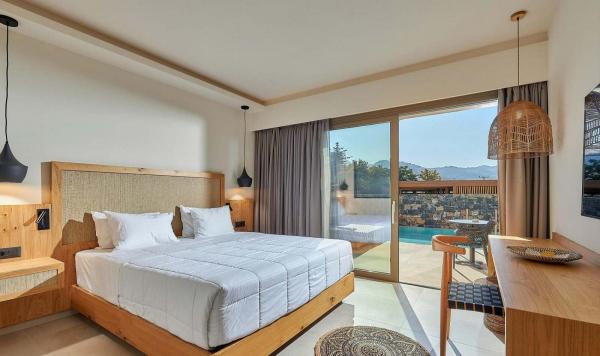 Schlafzimmer mit Pool