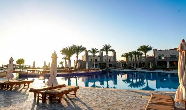 Liegen und Schirme am Pool