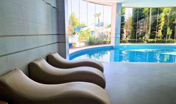 Pool im Wellnessbereich
