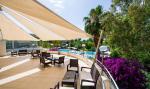 Bar mit Poolblick