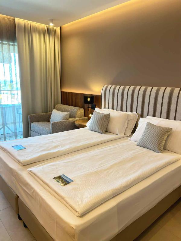 Schlafzimmer mit Doppelbett