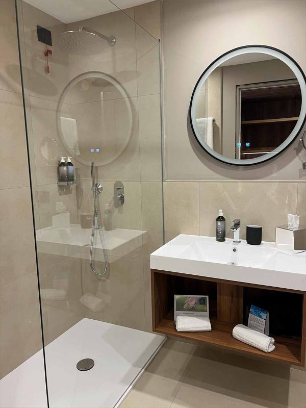 Badezimmer im neuen Zimmer