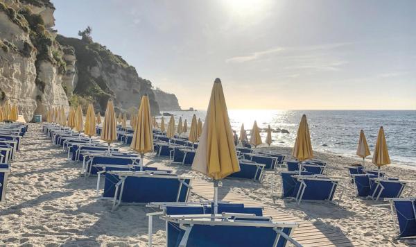 Liegen und Schirme am Strand