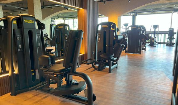 Fitnessraum mit hochwertigen Geräten