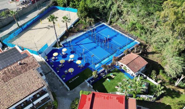 Beachvolleyball und 2 Padelplätze