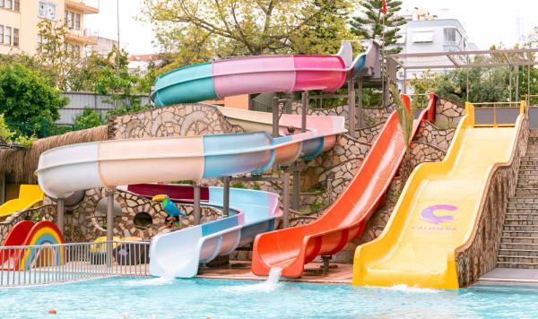 Bunte Wasserrutschen