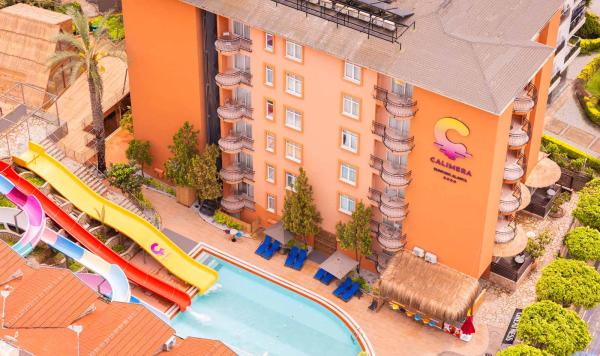Pool mit Wasserrutschen Luftaufnahme