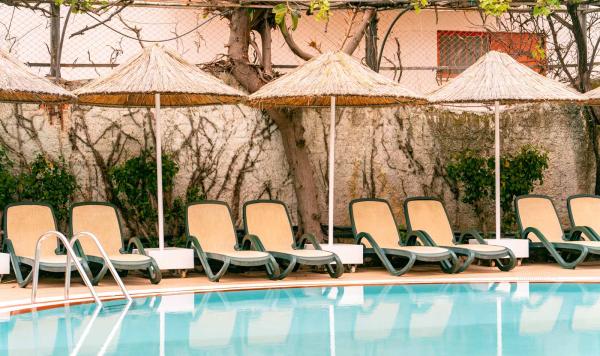 Liegen am Pool