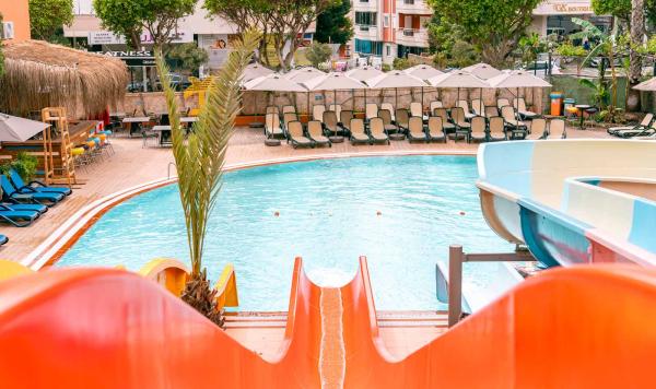 Pool mit Rutschen