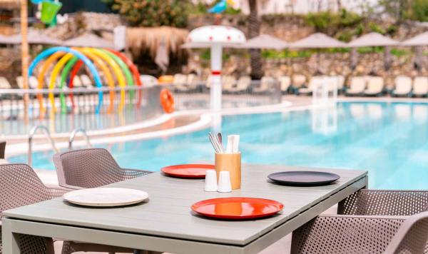 Essen am Pool