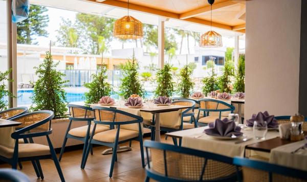 Restaurant mit Poolblick