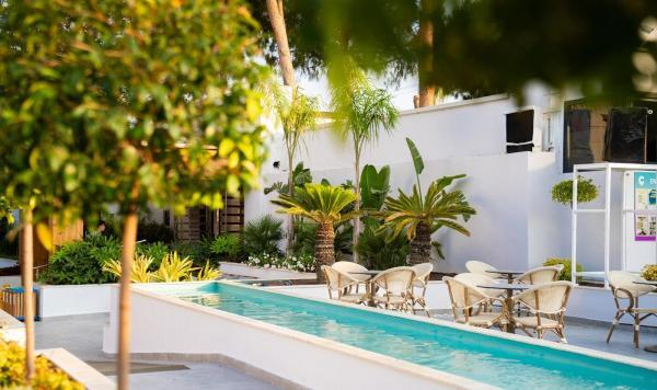 Sitzgelegenheiten am Pool