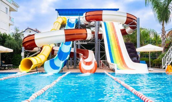 Wasserrutschen im Pool