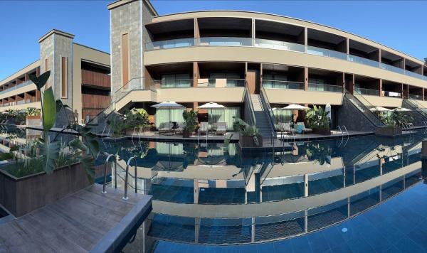 Pool an den Zimmern