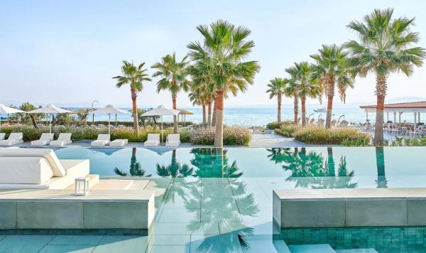 Hauptpool mit Meerblick