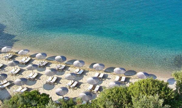 Sonnenschirme am Strand Luftaufnahme