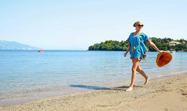 Am Strand entlang laufen