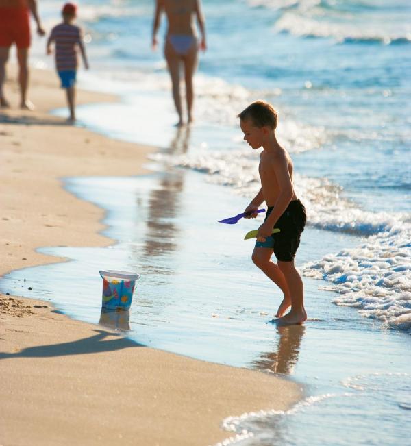 Kind am Strand