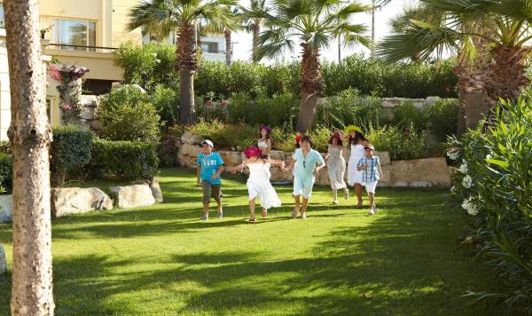 Teens in der Gartenanlage