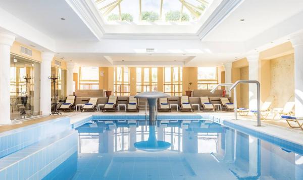 Hallenbad im Wellnessbereich