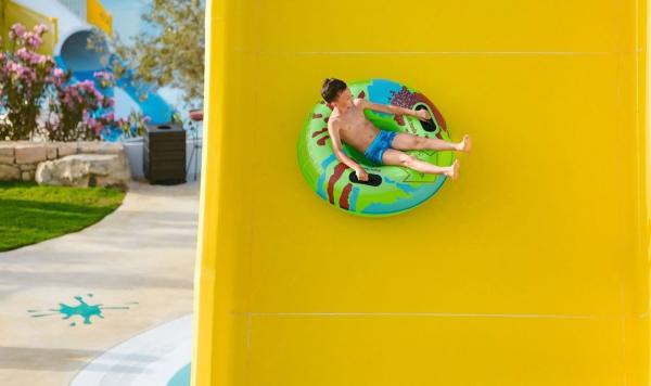 Kind auf der Wasserrutsche