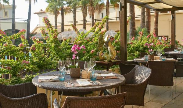 Tische im Bamboo Nero