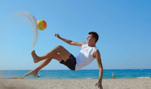 Fußball am Strand