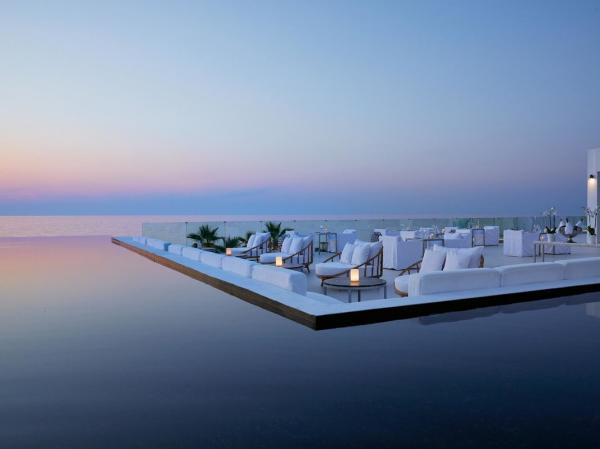 The White Restaurant am Abend