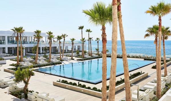 New Grand Pool and Lounge Area Aussenansicht